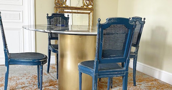 Alfombra de la colección abstracta en seda y lana bajo una mesa de comedor